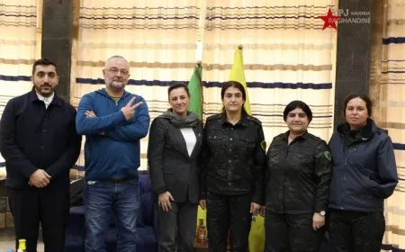 Şandeya Fransî serdana YPJ’ê kir