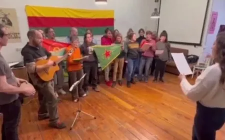 Li Barcelona straneke şoreşgerî ji bo Rojava hat çêkirin