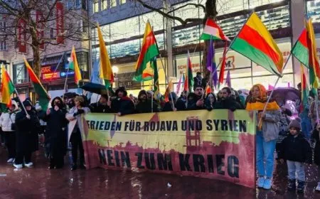Li bajarê Hamburgê yê Almanyayê mitînga ‘statûya Rojava’