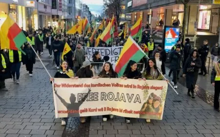 Li Almanyayê meşa ‘Ji Rojava re Statu, ji Rêber Apo re Azadî’