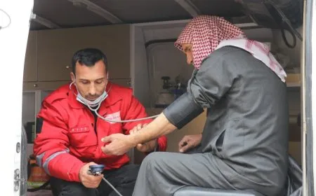 Heyva Sor a Kurd koçberên nexweş derman dike