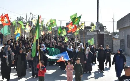 Komploya navneteweyî li Mexmûrê bi meşekî hate şermezarkirin