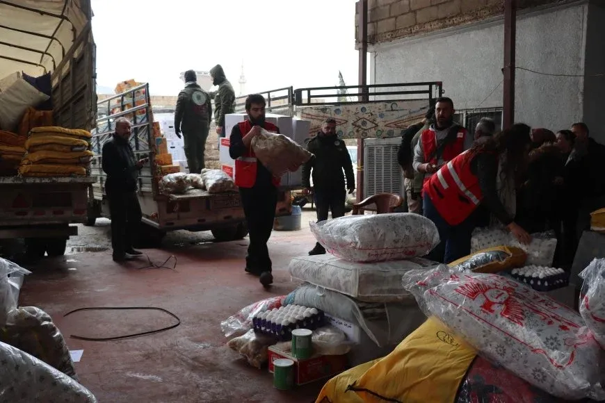 Zêdetirî 500 kamyonên alîkariyê gihaştin Cizîrê belavkirin dewam dike