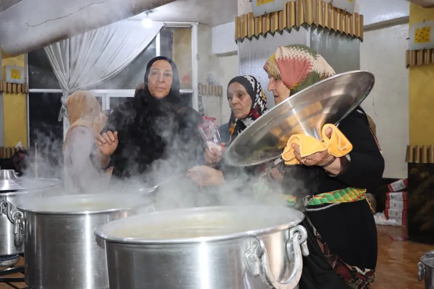 Dayîk ji bo şervanên di çeperan de xwarinê çêdikin