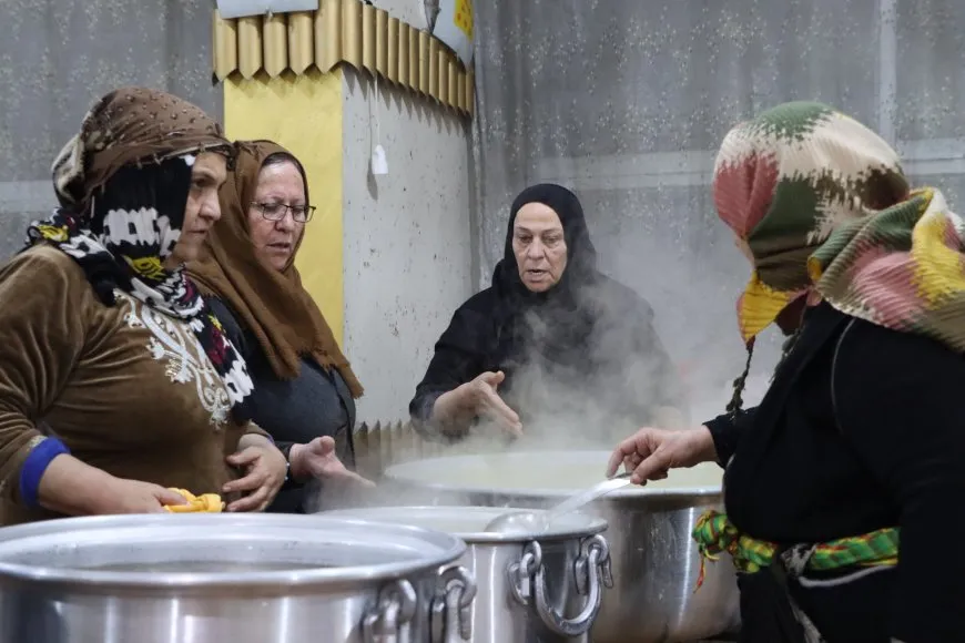 Dayîk ji bo şervanên di çeperan de xwarinê çêdikin