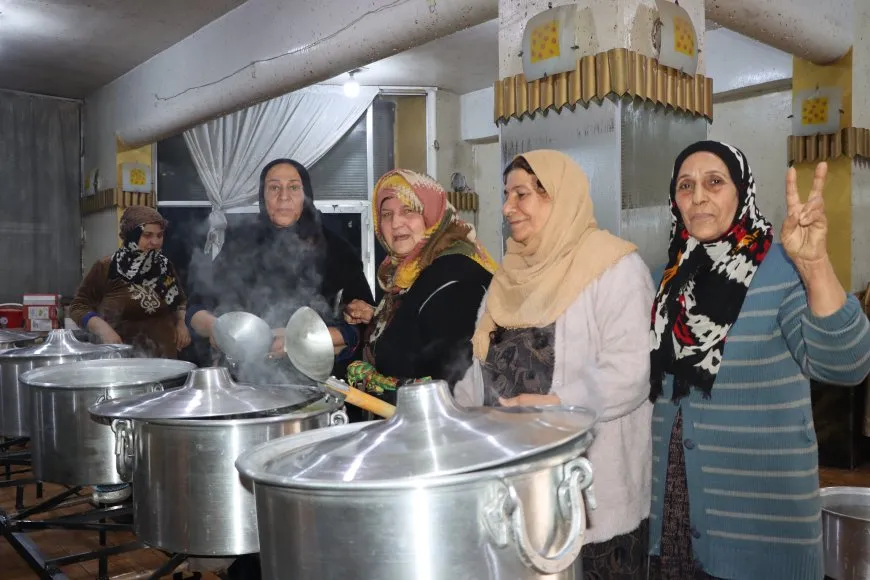 Dayîk ji bo şervanên di çeperan de xwarinê çêdikin