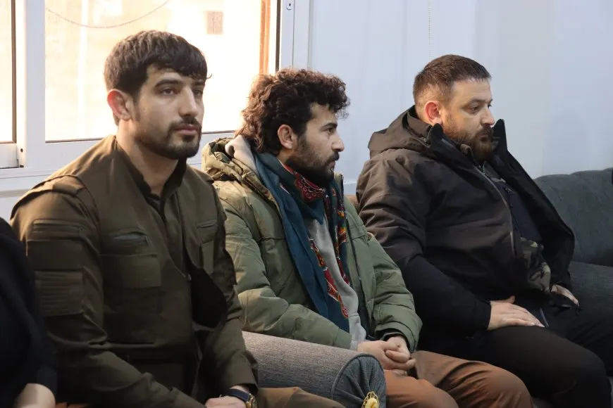 Şandeya rewşenbîr û hunermendan serdana Rêveberiya Xweser kir