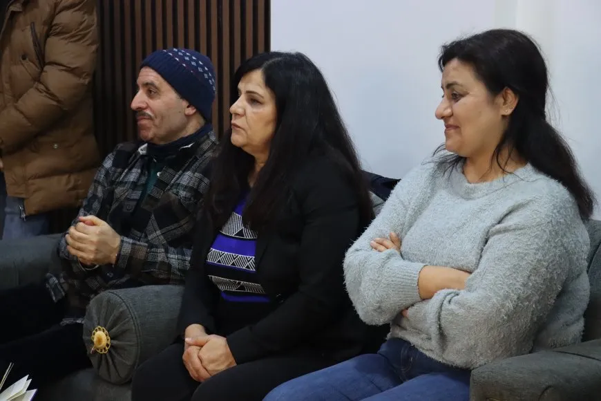Şandeya rewşenbîr û hunermendan serdana Rêveberiya Xweser kir