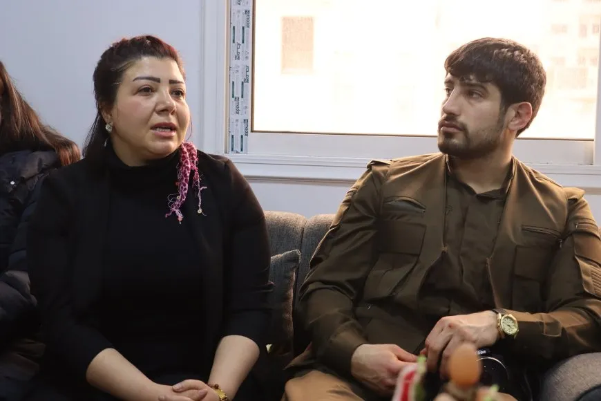 Şandeya rewşenbîr û hunermendan serdana Rêveberiya Xweser kir