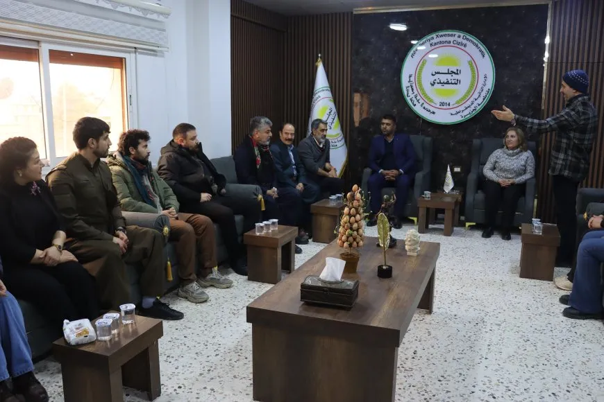 Şandeya rewşenbîr û hunermendan serdana Rêveberiya Xweser kir
