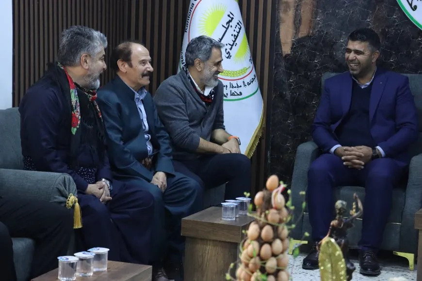 Şandeya rewşenbîr û hunermendan serdana Rêveberiya Xweser kir