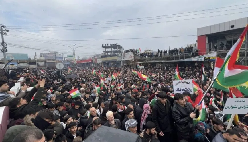 Xelkê Qeladizê bi meşek girseyî piştgirî dan Rojavayê Kurdistanê