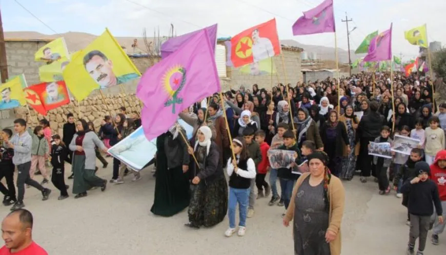 Girseyê Wargeha Mexmûrê ji bo Roja Piştevaniya Rojava meşiya