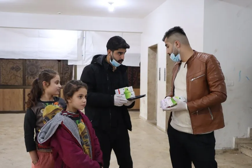 Bijîşk û xwendekar bi hev re koçberên nexweş tedawî dikin