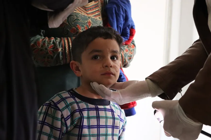 Bijîşk û xwendekar bi hev re koçberên nexweş tedawî dikin