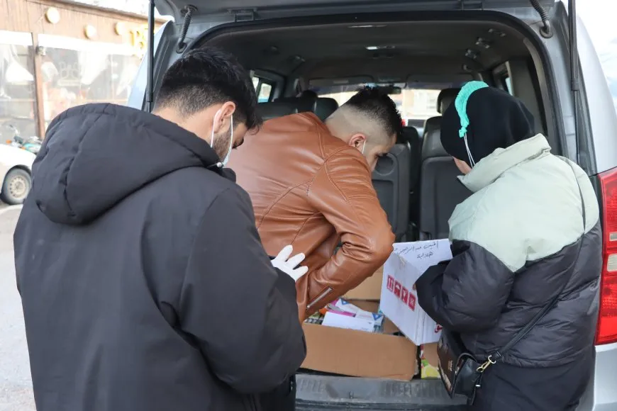 Bijîşk û xwendekar bi hev re koçberên nexweş tedawî dikin