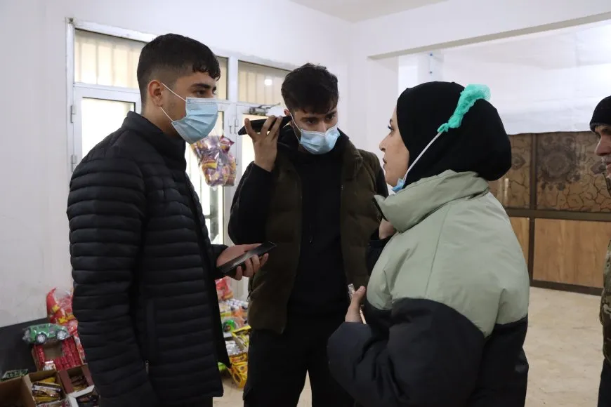 Bijîşk û xwendekar bi hev re koçberên nexweş tedawî dikin
