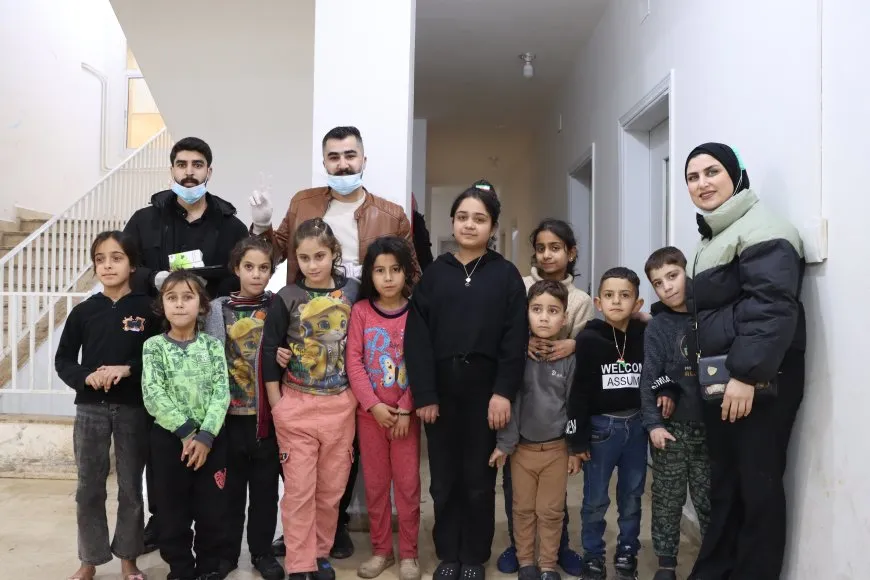 Bijîşk û xwendekar bi hev re koçberên nexweş tedawî dikin