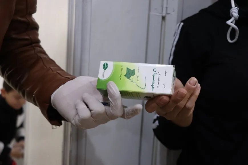 Bijîşk û xwendekar bi hev re koçberên nexweş tedawî dikin