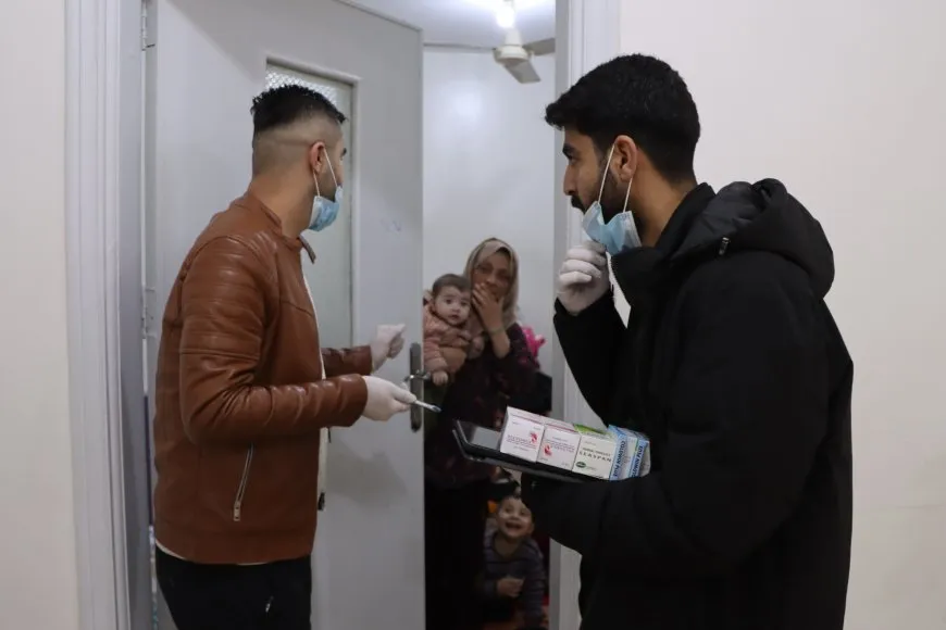 Bijîşk û xwendekar bi hev re koçberên nexweş tedawî dikin