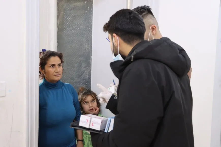 Bijîşk û xwendekar bi hev re koçberên nexweş tedawî dikin