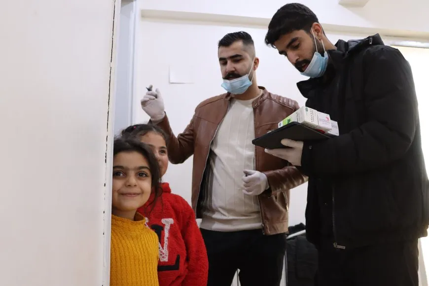 Bijîşk û xwendekar bi hev re koçberên nexweş tedawî dikin