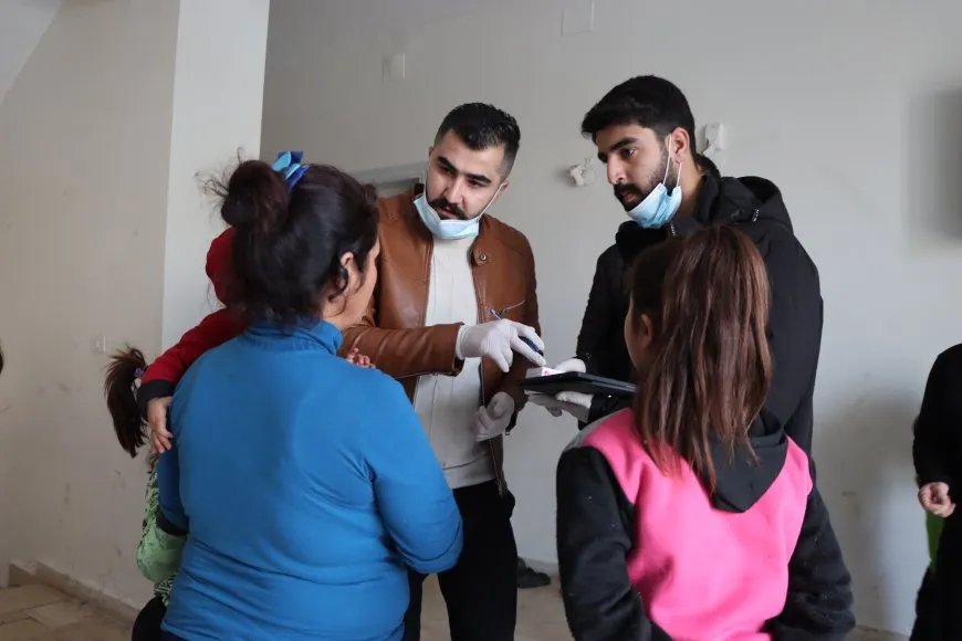 Bijîşk û xwendekar bi hev re koçberên nexweş tedawî dikin