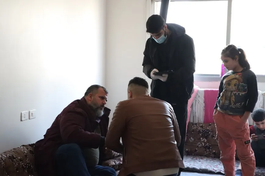 Bijîşk û xwendekar bi hev re koçberên nexweş tedawî dikin
