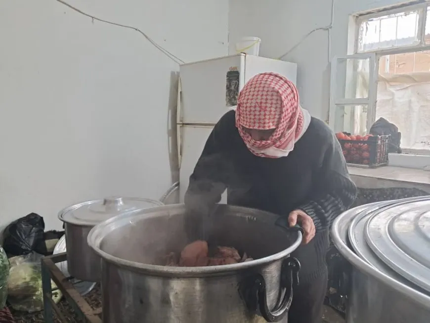Şêniyên Dêrikê ji şervanên li eniyan re xwarinê amade dikin