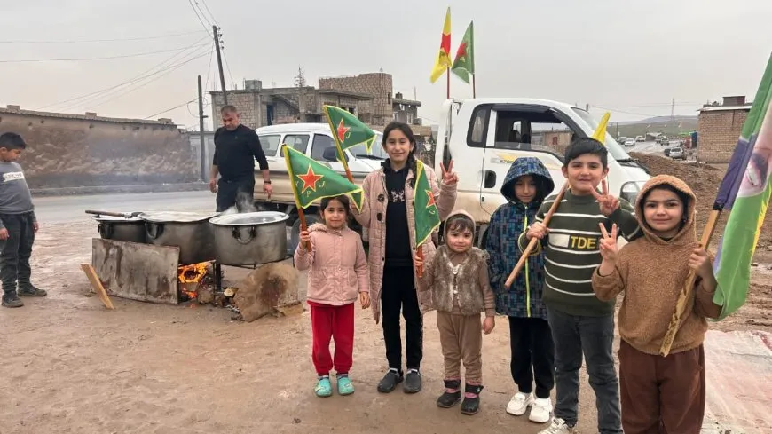Şêniyên Dêrikê ji şervanên li eniyan re xwarinê amade dikin