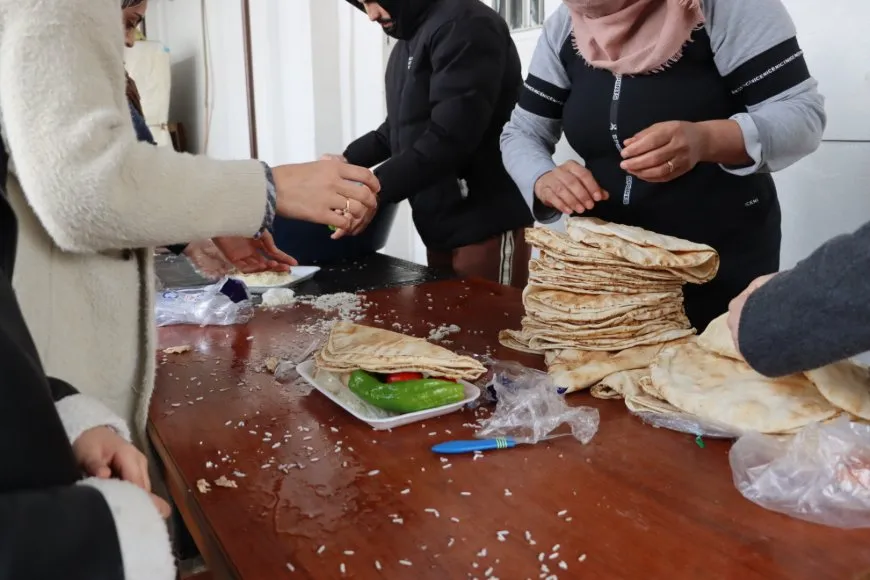 Şêniyên gundê Dugirka xwarin bo şervanan amade kir