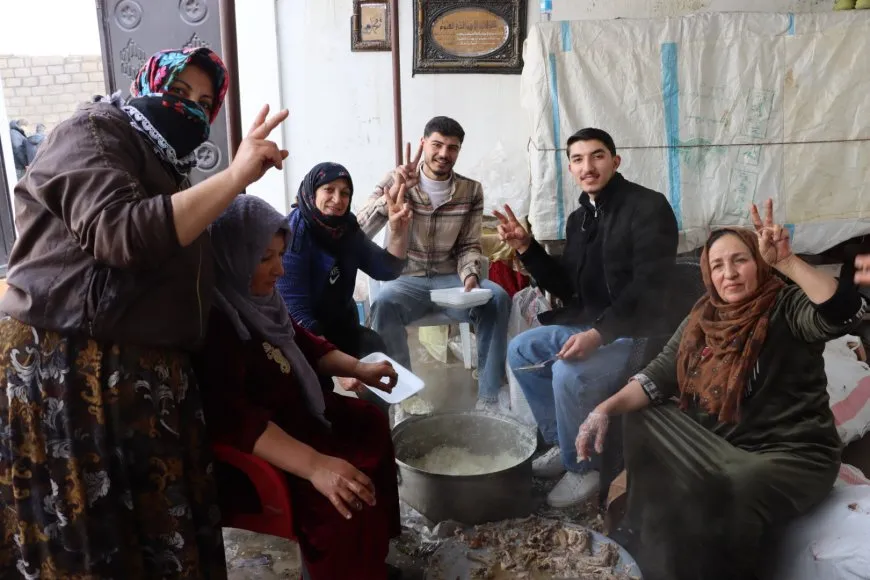 Şêniyên gundê Dugirka xwarin bo şervanan amade kir