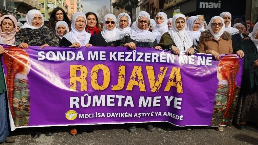 Dayikên Aştiyê: Deriyê sînor ê Kobanê vekin, bila alîkarî biçe