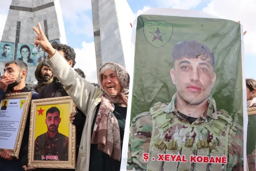 Li Kobanê merasîma 12 şehîdan