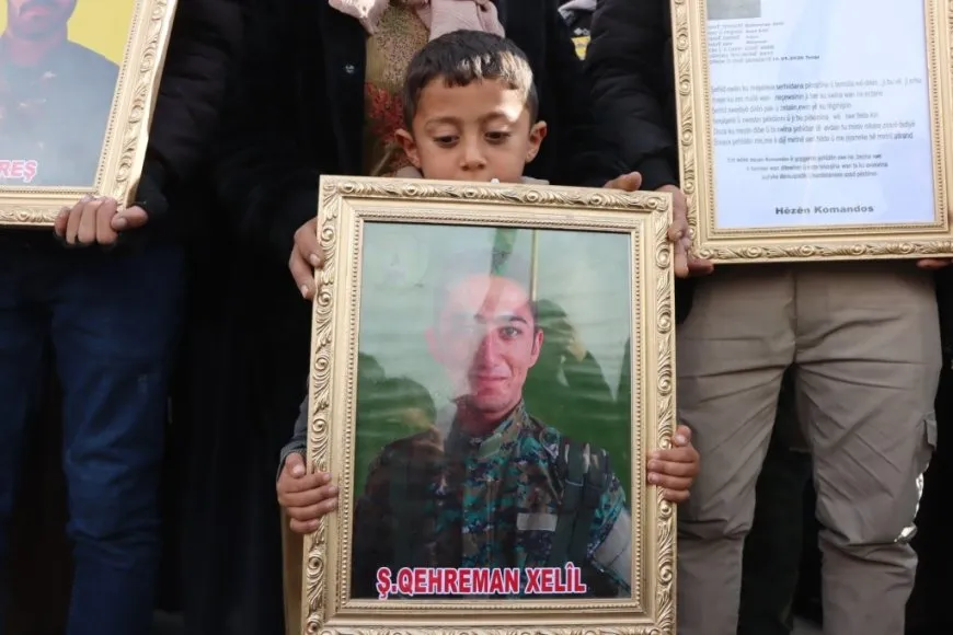 Li Kobanê merasîma 12 şehîdan