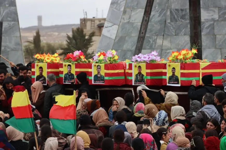 Li Kobanê merasîma 12 şehîdan