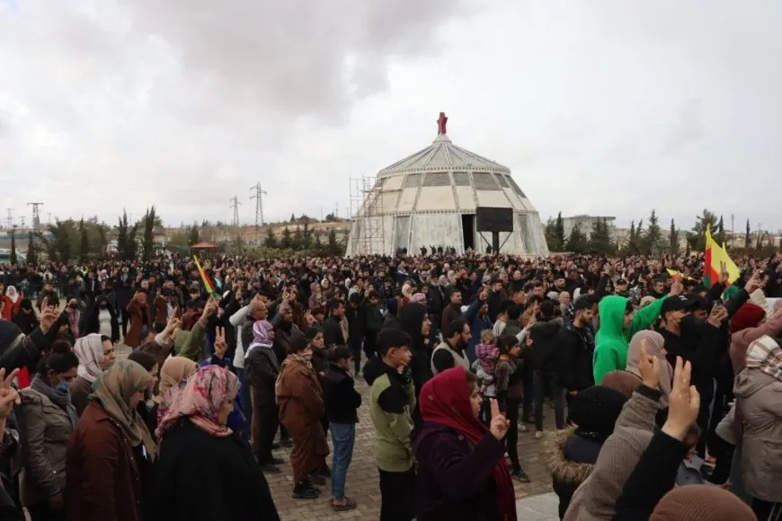 Li Kobanê merasîma 12 şehîdan