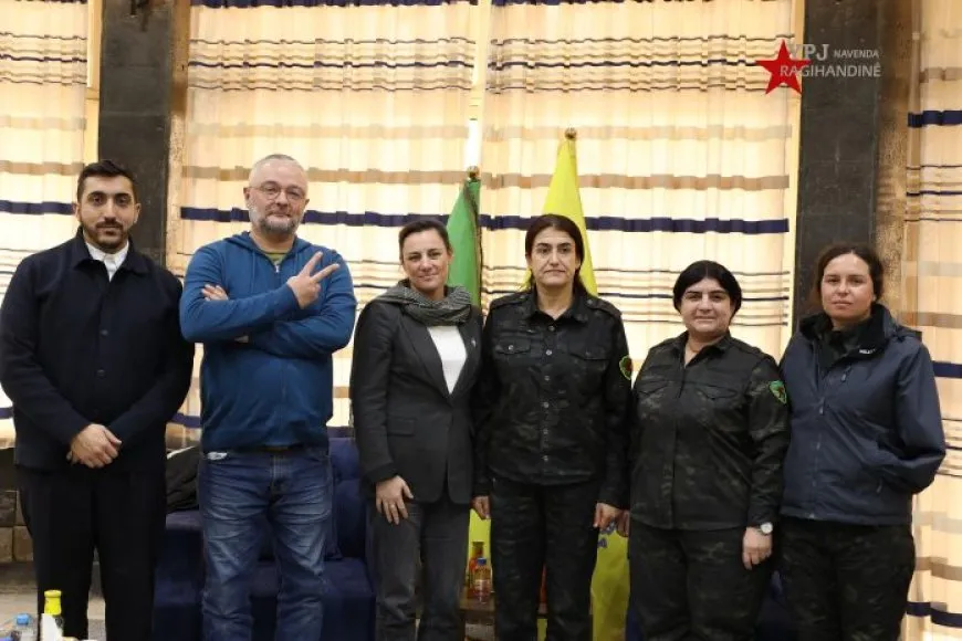 Şandeya Fransî serdana YPJ’ê kir
