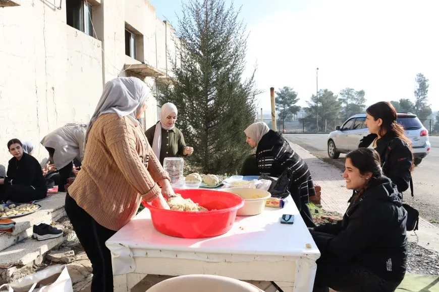 Mamosteyên jin bi şêwazeke cuda piştgiriya xwe bo şervanan nîşan da