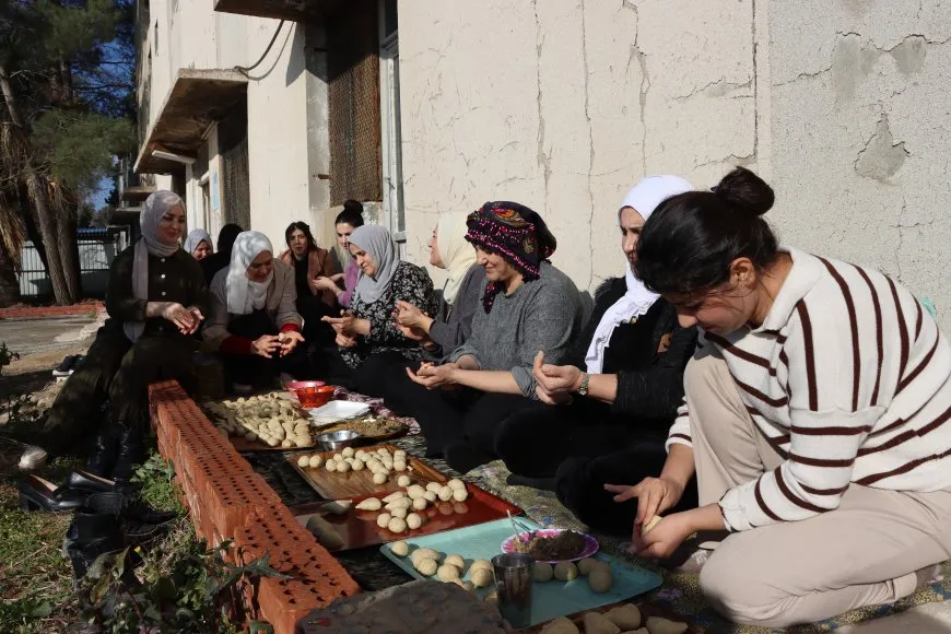 Mamosteyên jin bi şêwazeke cuda piştgiriya xwe bo şervanan nîşan da