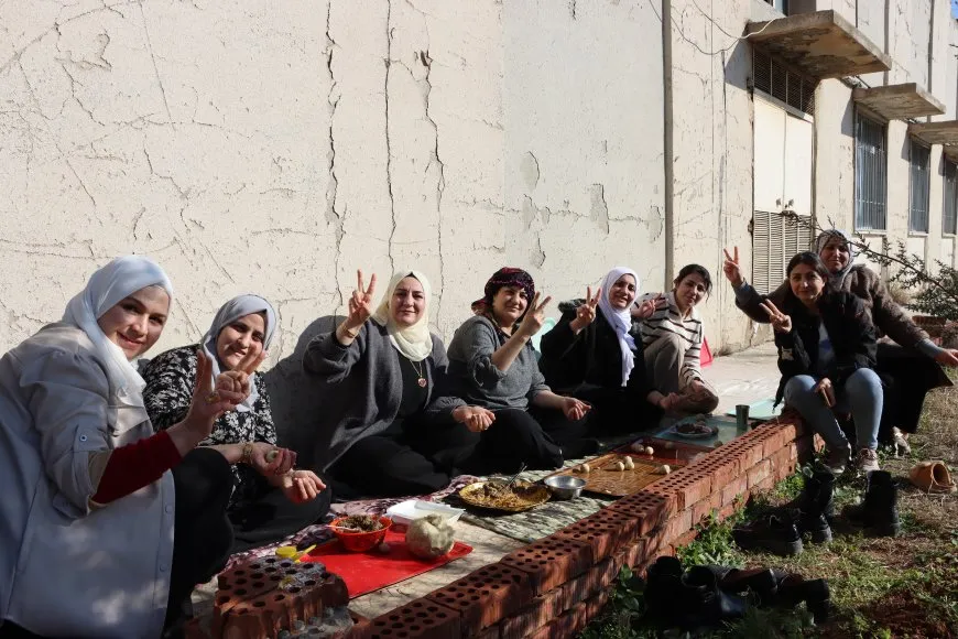 Mamosteyên jin bi şêwazeke cuda piştgiriya xwe bo şervanan nîşan da