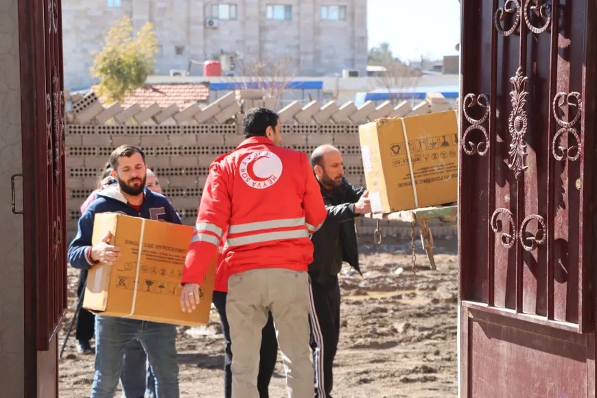 Heyva Sor a Kurd û Kanal 8’ê 45 ton derman radestî Desteya Tenduristiyê kirin