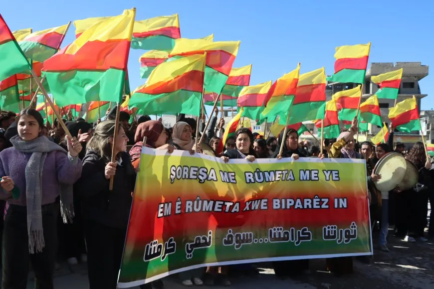Bi hezaran şêniyên Kobanê ji bo parastina destkeftiyên şoreşê meşiyan
