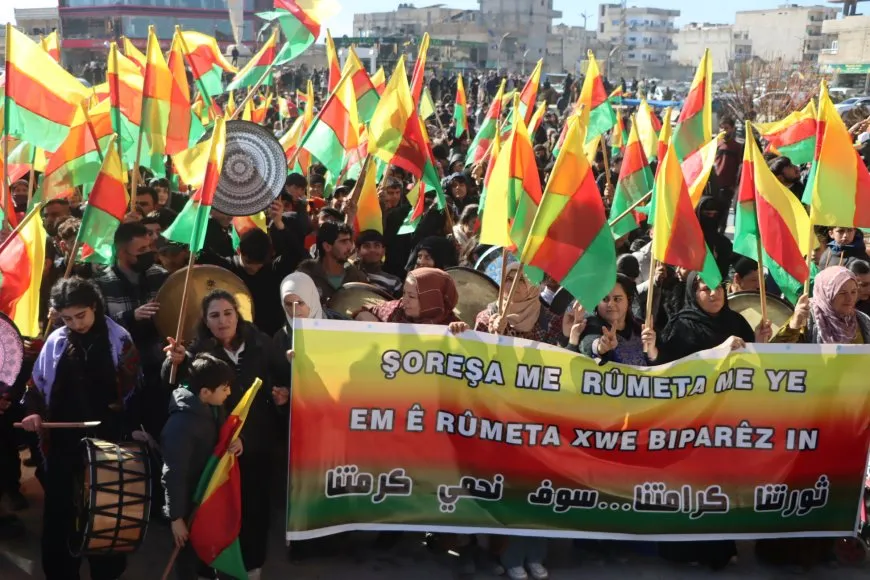 Bi hezaran şêniyên Kobanê ji bo parastina destkeftiyên şoreşê meşiyan