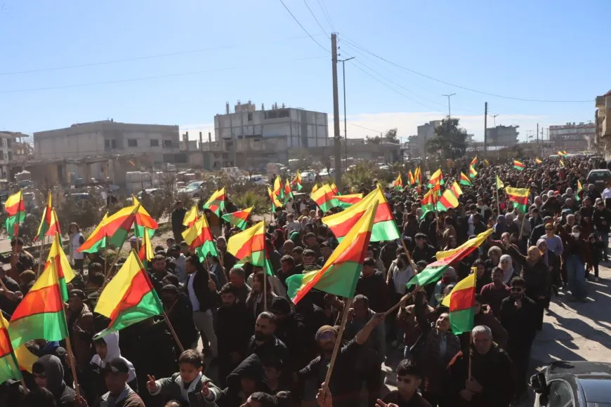 Bi hezaran şêniyên Kobanê ji bo parastina destkeftiyên şoreşê meşiyan