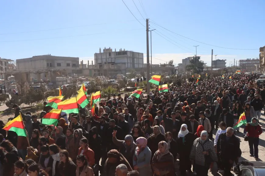 Bi hezaran şêniyên Kobanê ji bo parastina destkeftiyên şoreşê meşiyan