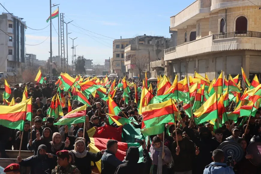 Bi hezaran şêniyên Kobanê ji bo parastina destkeftiyên şoreşê meşiyan