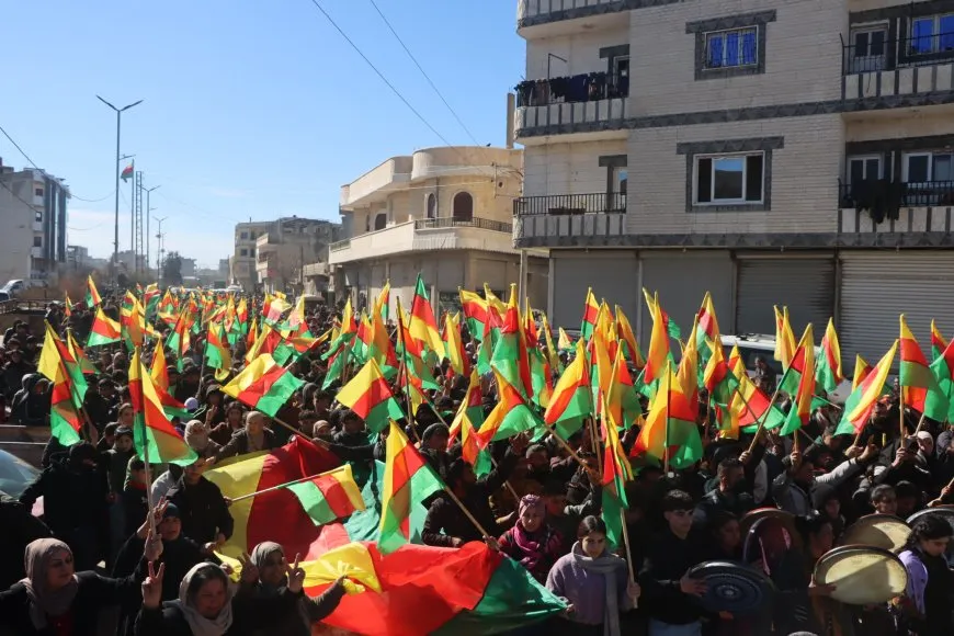Bi hezaran şêniyên Kobanê ji bo parastina destkeftiyên şoreşê meşiyan