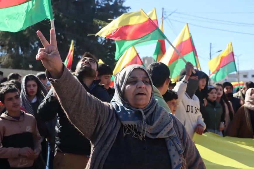 Bi hezaran şêniyên Kobanê ji bo parastina destkeftiyên şoreşê meşiyan