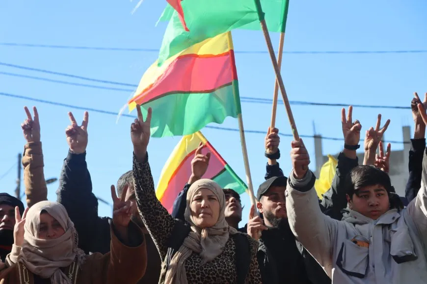 Bi hezaran şêniyên Kobanê ji bo parastina destkeftiyên şoreşê meşiyan